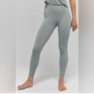 43. ALO Yoga Airbrush 7/8 Leggings